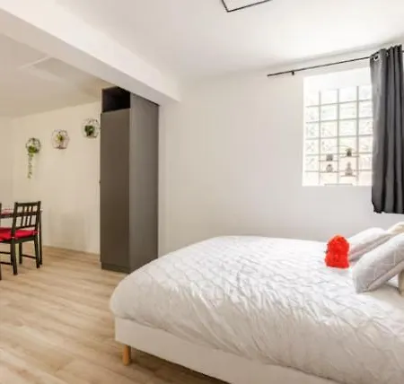 Au Calme Avec Cour Avec 1 Siege Massant! شقة