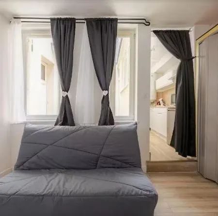 Appartamento Au Calme Avec Cour Avec 1 Siège Massant!