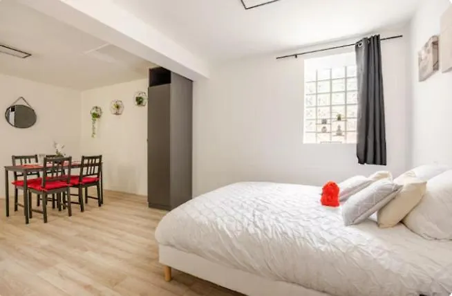 Au Calme Avec Cour Avec 1 Siege Massant! شقة