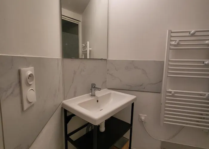 Appartamento Au Calme Avec Cour Avec 1 Siège Massant!